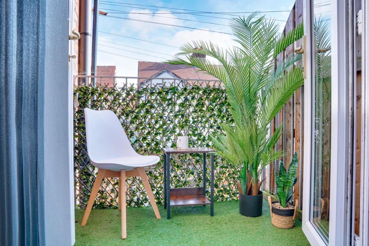 Modern 2 Bedroom Flat - 15 Minutes To Liverpool Birkenhead Exterior photo