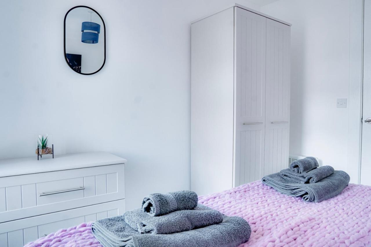 Modern 2 Bedroom Flat - 15 Minutes To Liverpool Birkenhead Exterior photo