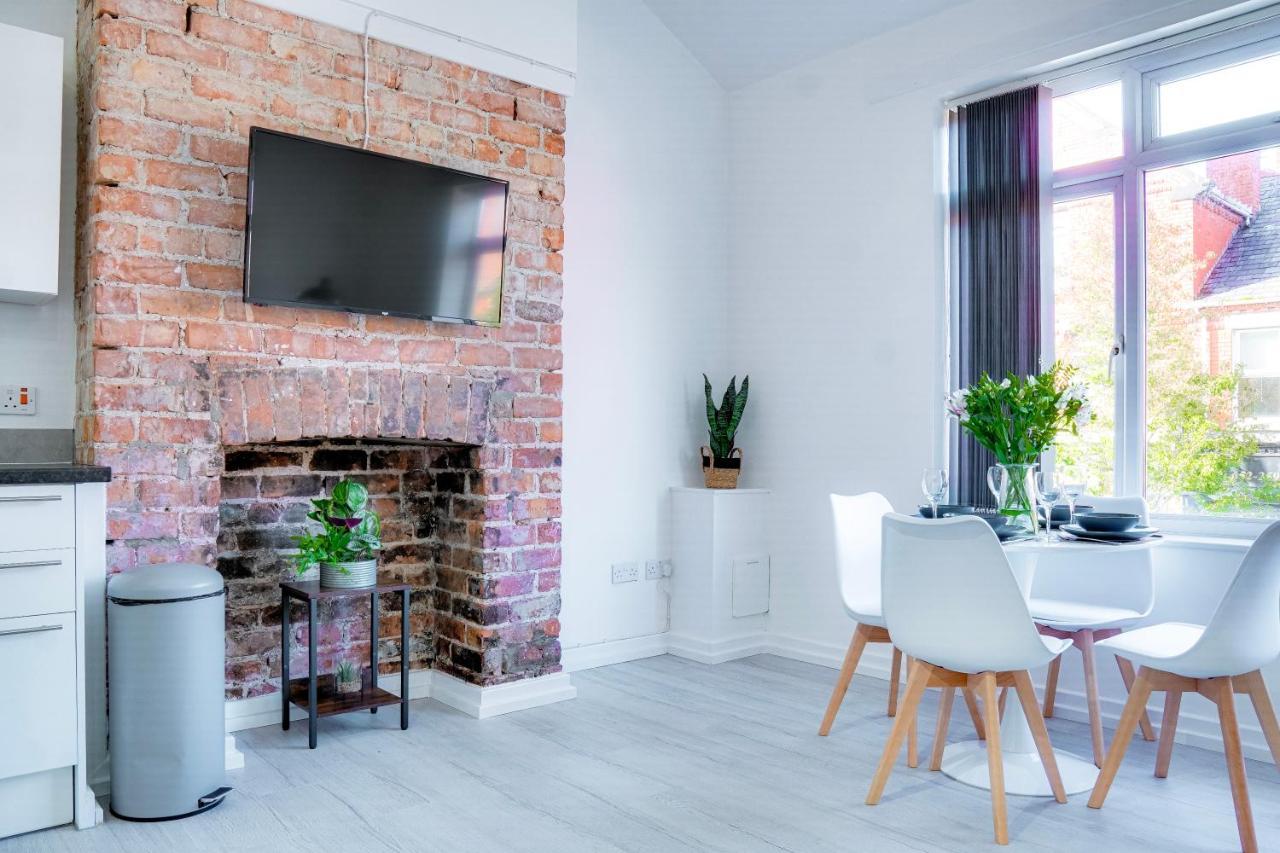 Modern 2 Bedroom Flat - 15 Minutes To Liverpool Birkenhead Exterior photo
