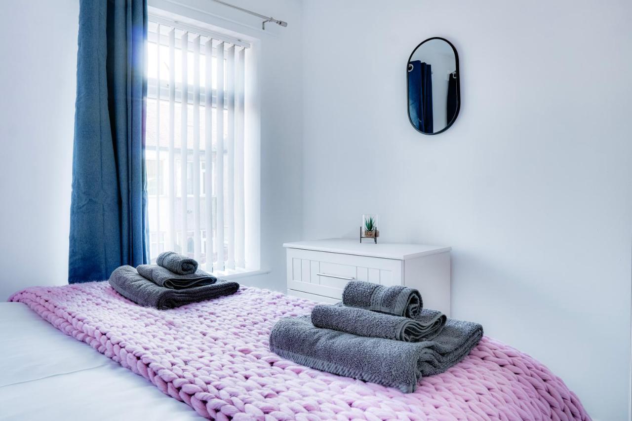 Modern 2 Bedroom Flat - 15 Minutes To Liverpool Birkenhead Exterior photo